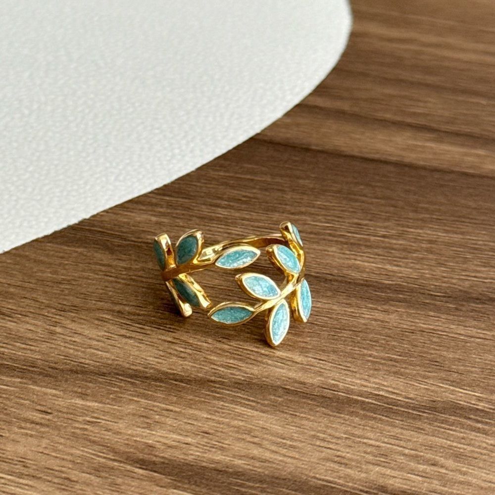 Elegant Gold and Blue Leaf Ring Q35
